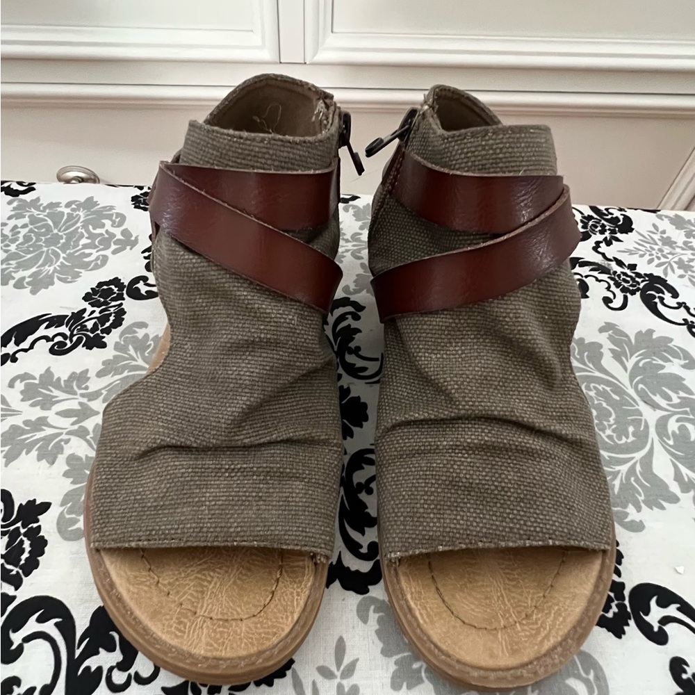 Blowfish Malibu Balla Sandal. Green. Worn once. Size 6. True to size